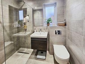 Photo 1- click for photo gallery